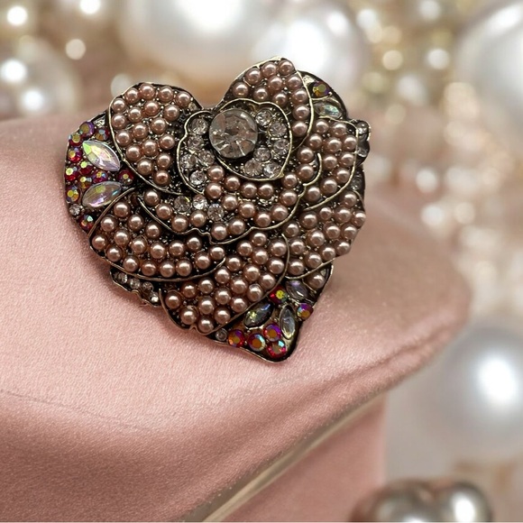 Jewelry - PINK HEART RHINESTONE BROOCH